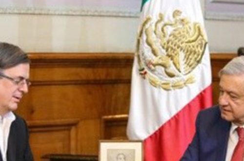 El canciller Marcelo Ebrard y el presidente López Obrador atienden la llamada telefónica realizada por el presidente de EU, Donald Trump. Imagen @lopezobrador_