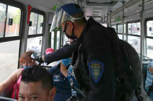 Policías auxiliares toman la temperatura a usuarios del transporte público en las inmediaciones de la Central de Abastos. Foto: Alfredo Domínguez