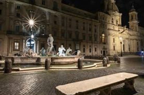 La Plaza Navona, en el centro de Roma, normalmente repleta de turistas y mesas de café, estuvo vacía por la cuarentena impuesta por el gobierno para contener el Covid-19. Foto Afp