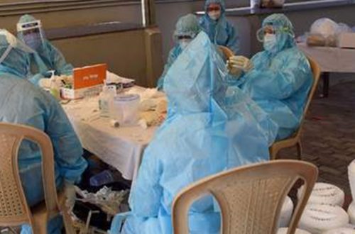 Oficiales de salud toman muestras de coronavirus en Nueva Delhi, India. Foto Afp