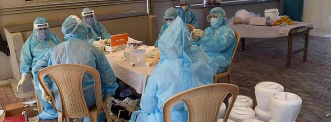 Oficiales de salud toman muestras de coronavirus en Nueva Delhi, India. Foto Afp