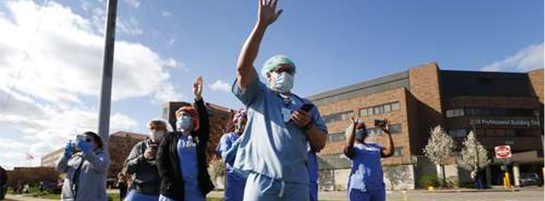 Médicos del Hospital St. John, en Detroit, salieron a la calle para saludar un desfile organizado en su honor por las autoridades locales. Foto Ap