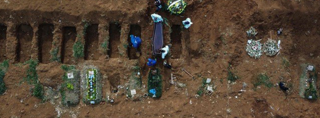 Vista aérea del cementerio de Vila Formosa, a las afueras de Sao Paulo, en Brasil, donde se han enterrado víctimas del coronavirus. Foto Afp