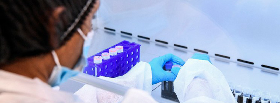 Un trabajador de la salud almacena muestras en el departamento de prueba de Covid-19 del Hospital Broussais, en París, Francia, el 11 de mayo de 2020. Foto Ap