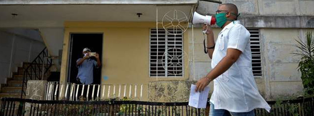 Un médico cubano da instrucciones contra el coronavirus en la provincia de Marabaque. Foto Afp