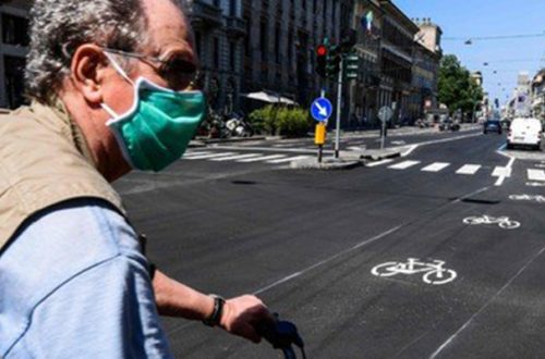 Europa, con Italia a la cabeza, sigue levantando parte de las restricciones contra el coronavirus. La imagen, en Milán. Foto Afp