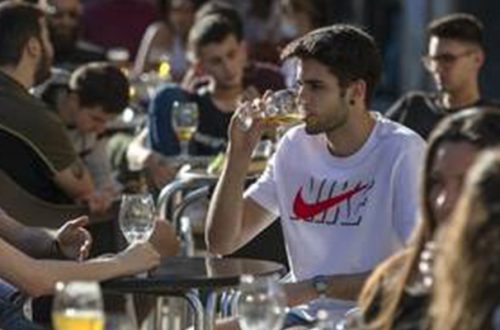 En España, 47 millones de ciudadanos pudieron salir de sus casas, luego de que el gobierno suavizó el confinamiento. En Terragona, muchos optaron por beber cerveza en bares con terrazas. Foto Ap