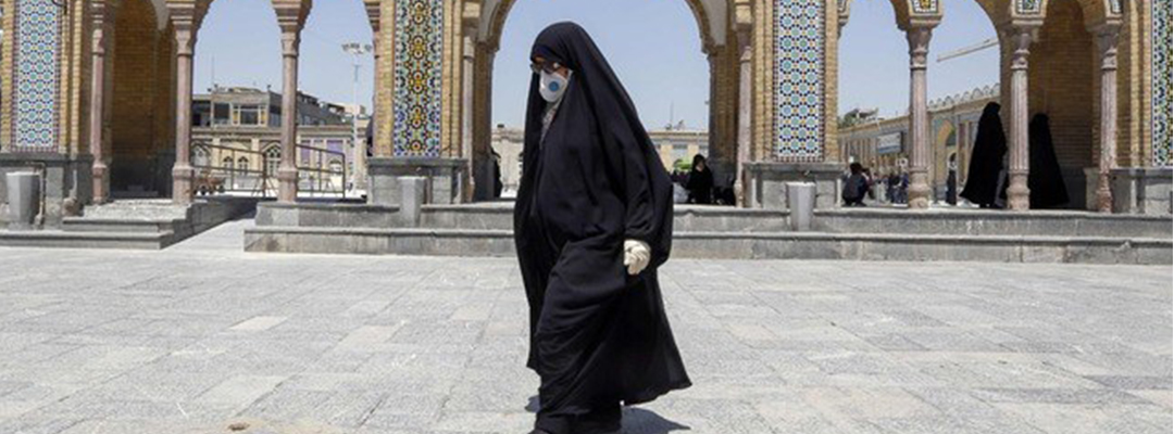 Una mujer iraní visita el santuario Shah Abdol-Azim en Teherán. Foto Afp