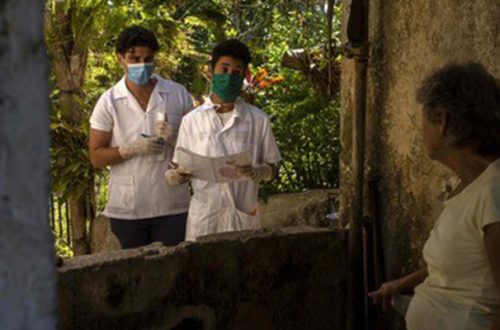Estudiantes de medicina en Cuba recorren la región de San José de las Lajas en busca de posibles casos de Covid-19. Foto Ap