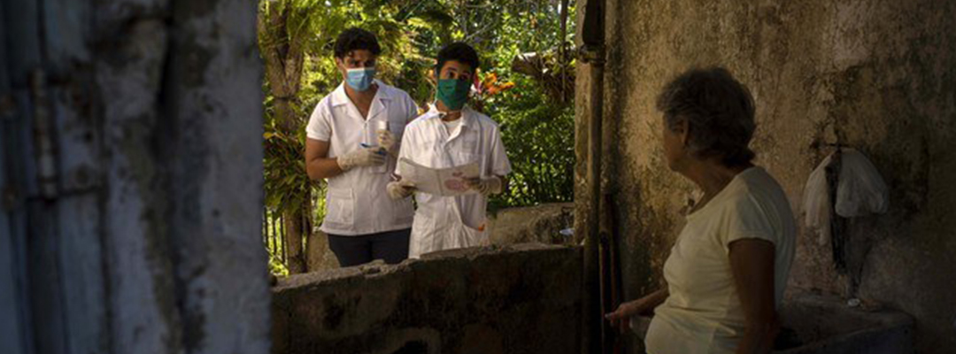 Estudiantes de medicina en Cuba recorren la región de San José de las Lajas en busca de posibles casos de Covid-19. Foto Ap