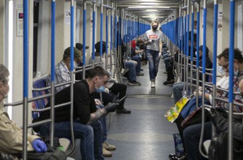 Pasajeros del metro de Moscú utilizan cubrebocas y guantes mientras viajan en este sistema de transporte, el 12 de mayo de 2020. Foto Xinhua