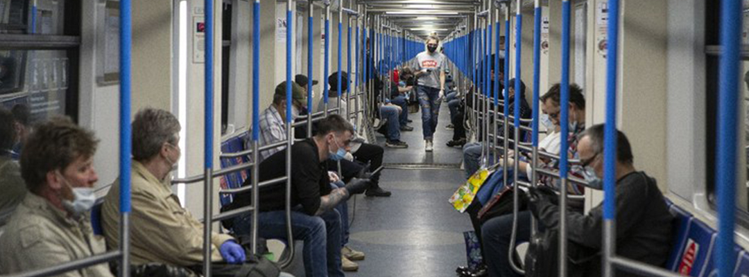 Pasajeros del metro de Moscú utilizan cubrebocas y guantes mientras viajan en este sistema de transporte, el 12 de mayo de 2020. Foto Xinhua