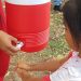 Una niña que vive en la calle se lava las manos ante pandemia coronavirus COVID-19. Foto: Sonia Gerth/Cimacnoticias