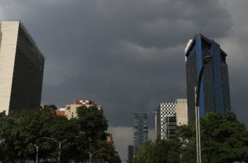 El confinamiento para enfrentar la pandemia de coronavirus ha precipitado que se reduzca la circulación de vehículos, como en esta imagen del 29 de abril, en la Ciudad de México. Foto Yazmín Ortega Cortés