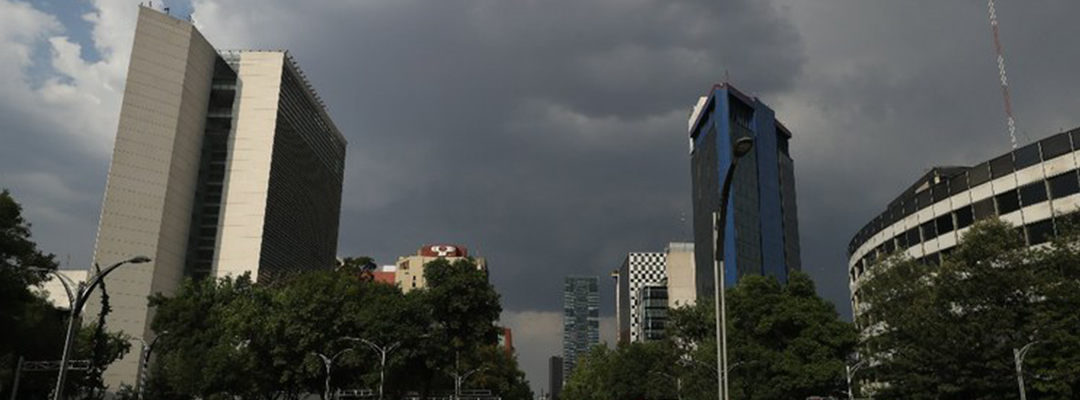 El confinamiento para enfrentar la pandemia de coronavirus ha precipitado que se reduzca la circulación de vehículos, como en esta imagen del 29 de abril, en la Ciudad de México. Foto Yazmín Ortega Cortés