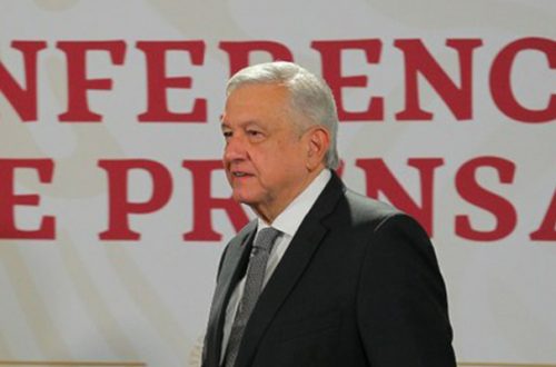 El presidente López Obrador, momentos antes de iniciar su conferencia de este jueves. Foto Notimex