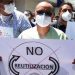 Personal médico protesta contra la reutilización de mascarillas y equipo protector. Foto Cristina Rodíguez