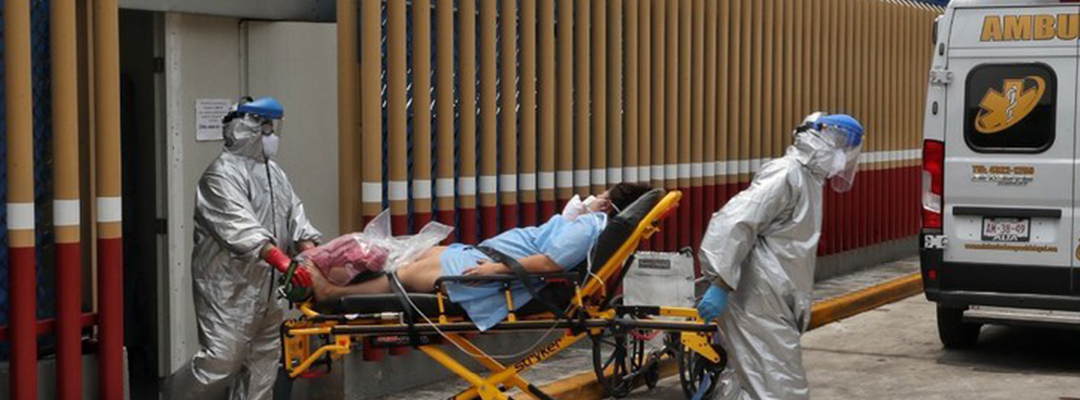 Traslado de un paciente con posible Covid-19, en el Hospital General de México. Foto Marco Peláez