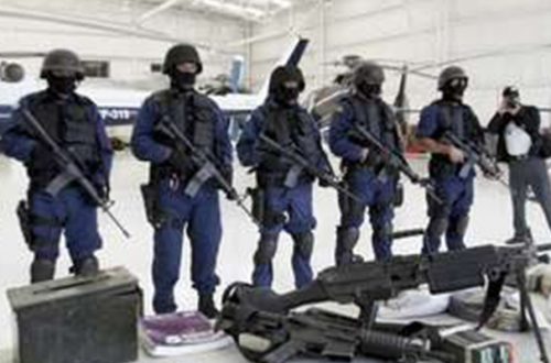 Elementos policiacos muestran armamento decomisado a sicarios en Tamaulipas. Foto Alfredo Domínguez / archivo