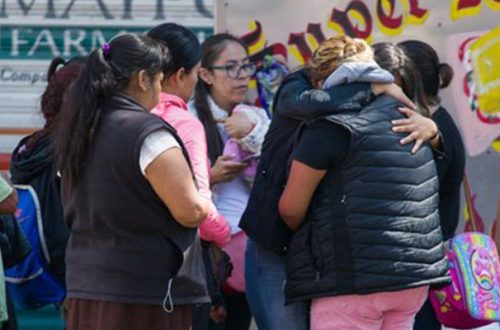 Una familia lamenta la pérdida de un ser querido contagiado de Covid-19, afuera del Hospital General de México. Foto Pablo Ramos
