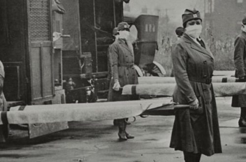 Un grupo de enfermeras de la Cruz Roja en Sant Louis con mascarillas, durante la gripe de 1918. (Universal History Archive / Getty)