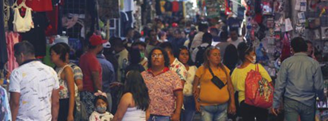 Pese a que la Ciudad de México se mantiene como la entidad con mayor número de contagios en el país, la popular localidad estuvo ayer abarrotada de compradores, sin que se siguieran las medidas sanitarias ni se evitaran las aglomeraciones. Foto Víctor Camacho