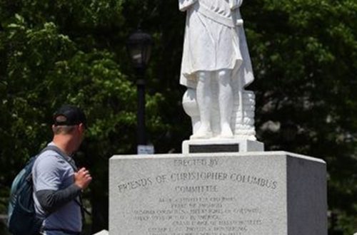 Una estatua de Cristóbal Colón fue decapitada en la noche del martes en Boston, última víctima del movimiento que exige la retirada de estatuas que consideran que simbolizan el racismo. Foto Afp
