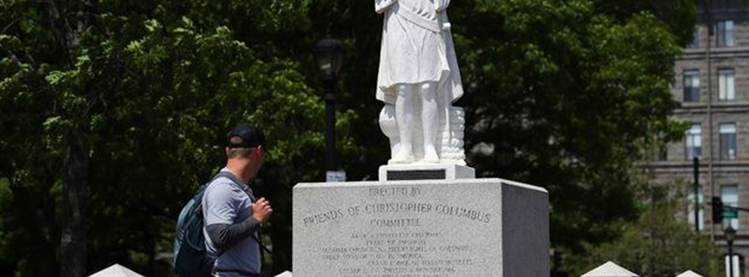 Una estatua de Cristóbal Colón fue decapitada en la noche del martes en Boston, última víctima del movimiento que exige la retirada de estatuas que consideran que simbolizan el racismo. Foto Afp