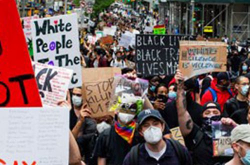 Miles de personas marcharon en Nueva York para repudiar la muerte del afroestadunidense durante un violento arresto con sesgo racista, el lunes de la semana pasada en Minneapolis, Minnesota. Movilizaciones similares fueron reportadas en decenas de ciudades por todo el país. Foto Ap