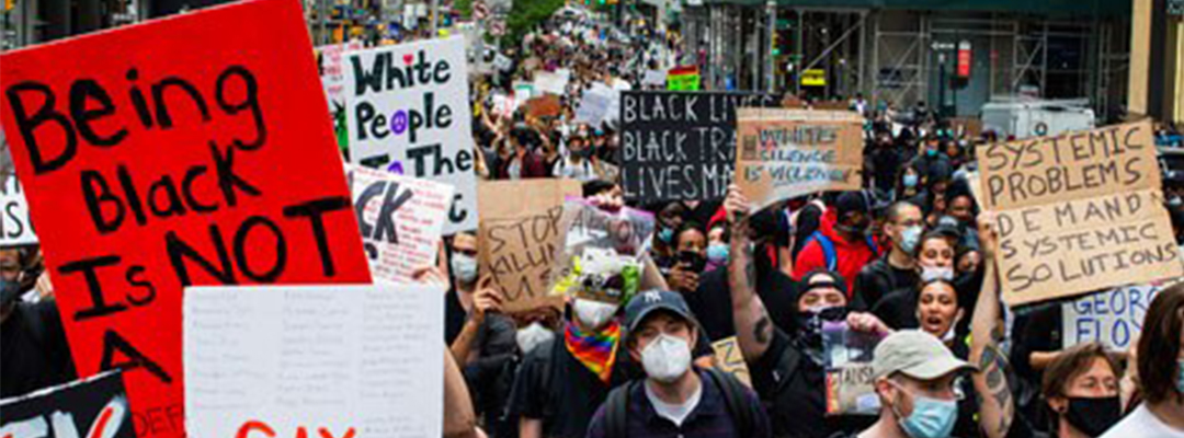 Miles de personas marcharon en Nueva York para repudiar la muerte del afroestadunidense durante un violento arresto con sesgo racista, el lunes de la semana pasada en Minneapolis, Minnesota. Movilizaciones similares fueron reportadas en decenas de ciudades por todo el país. Foto Ap