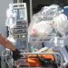 Una ambulancia traslada a un paciente con posibles síntomas de Covid-19 al área de Urgencias del Hospital General de Mexico, en la colonia Doctores, alcaldía Cuauhtémoc, Ciudad de México. Foto Luis Castillo
