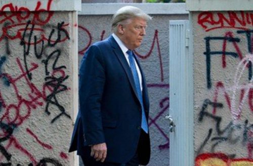 El presidente Donald Trump camina hacia la Casa Blanca, escoltado por el Servicio Secreto, en Washington, en imagen de ayer. Foto Afp