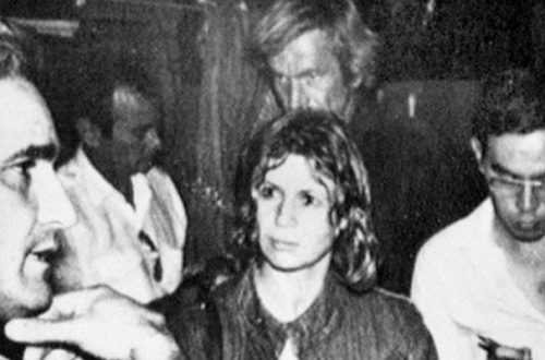 En una imagen del 30 de mayo de 1984, el ex guerrillero Edén Pastora (izquierda) habla con representantes de los medios de comunicación, después de que una bomba mató a un periodista estadunidense y a varias personas más en La Penca, Nicaragua. Foto Ap
