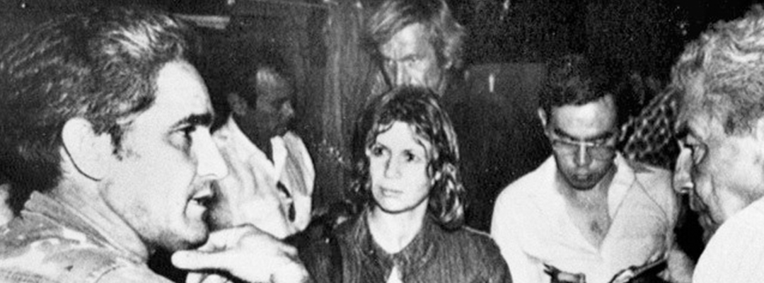 En una imagen del 30 de mayo de 1984, el ex guerrillero Edén Pastora (izquierda) habla con representantes de los medios de comunicación, después de que una bomba mató a un periodista estadunidense y a varias personas más en La Penca, Nicaragua. Foto Ap