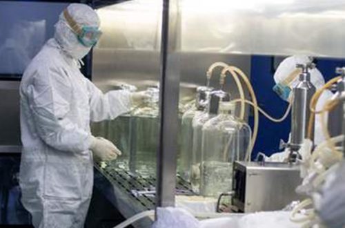 En un laboratorio de una farmacéutica que busca una vacuna contra el coronavirus en Liaoning, China. Foto Afp