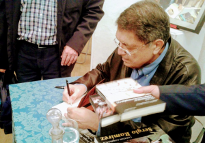 El escritor Sergio Ramírez en una firma de libros 