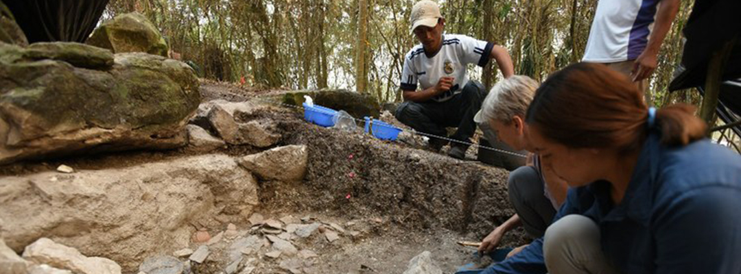 Melina García Hernández (derecha) y Daniela Triadan excavando un depósito de cerámica atrás de la estructura megalítica de Aguada Fénix (1). Foto Takeshi Inomata
