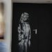 El artista callejero realizó su obra en una de las puertas de la salida de emergencias del bar parisino. Foto AFP