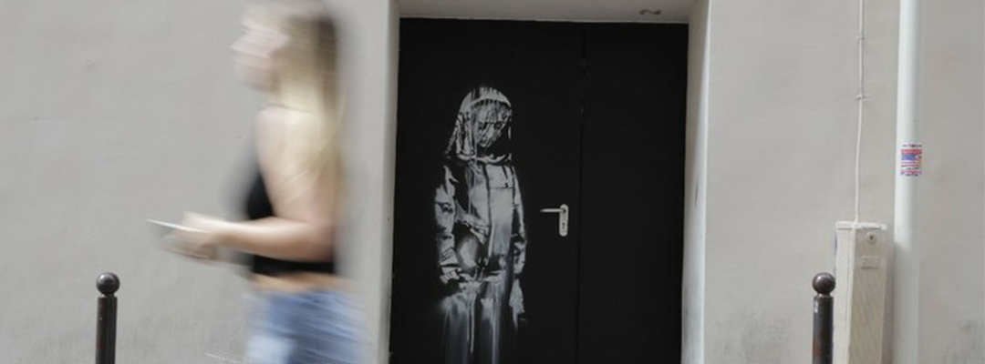El artista callejero realizó su obra en una de las puertas de la salida de emergencias del bar parisino. Foto AFP
