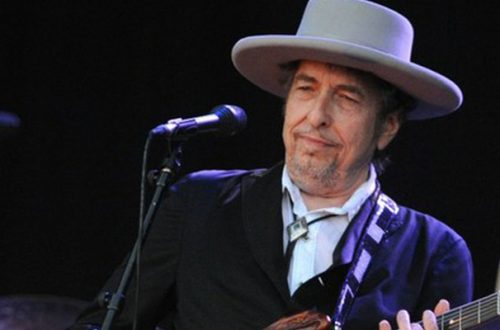 En la imagen, Bob Dylan se presenta en el escenario durante la 21a edición del festival de música Vieilles Charrues en Carhaix-Plouguer, oeste de Francia, el 22 de julio de 2012. Foto Afp