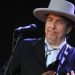 En la imagen, Bob Dylan se presenta en el escenario durante la 21a edición del festival de música Vieilles Charrues en Carhaix-Plouguer, oeste de Francia, el 22 de julio de 2012. Foto Afp