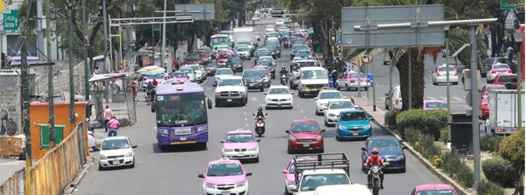Circulación vehicular en Avenida Fray Servando, en la Ciudad de México. Foto María Luisa Severiano.