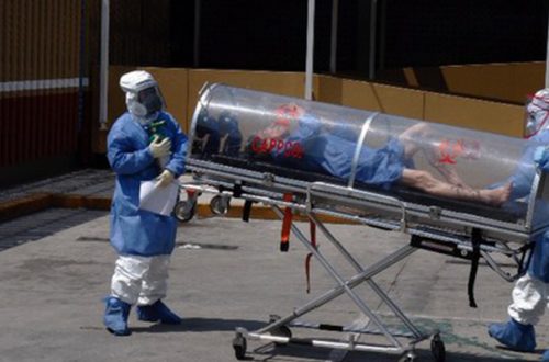 Paramédicos ingresan a una persona al área de TRIAGE en el Hospital General de México Dr. Eduardo Liceaga, durante la fase 3 de la pandemia de Covid-19, en la Cuidad de México. Foto Cristina Rodríguez