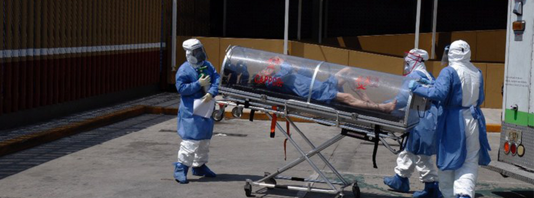 Paramédicos ingresan a una persona al área de TRIAGE en el Hospital General de México Dr. Eduardo Liceaga, durante la fase 3 de la pandemia de Covid-19, en la Cuidad de México. Foto Cristina Rodríguez