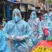 Personal médico y voluntarios con equipo especial recorren un mercado y un vecindario de Mumbai, para combatir al coronavirus, en India. Foto Afp