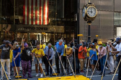 En la puesta de la leyenda, con enormes letras amarillas sobre la icónica Quinta Avenida de Nueva York, participó el alcalde Bill de Blasio (al centro). Foto Afp