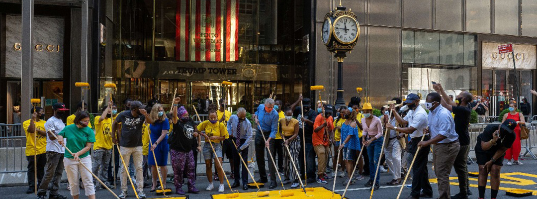 En la puesta de la leyenda, con enormes letras amarillas sobre la icónica Quinta Avenida de Nueva York, participó el alcalde Bill de Blasio (al centro). Foto Afp