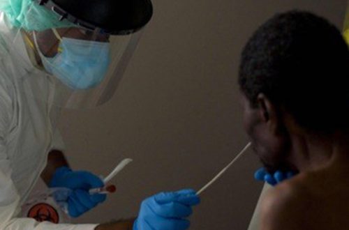En Texas, EU, un trabajador médico toma muestra de paciente para realizar la prueba de detección de Covid-19. Foto Afp