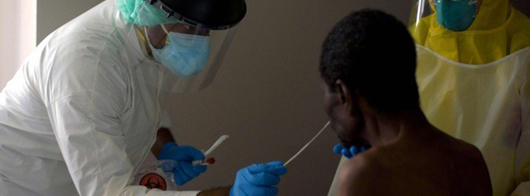 En Texas, EU, un trabajador médico toma muestra de paciente para realizar la prueba de detección de Covid-19. Foto Afp