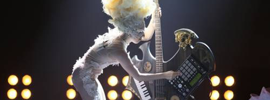 Lady Gaga durante su actuación en la entrega de los Brit Awards 2010, en Londres. Foto Ap / Archivo